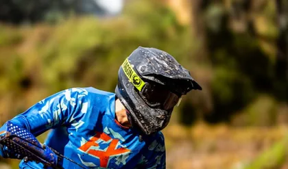 Piloto de azul acelerando en la pista