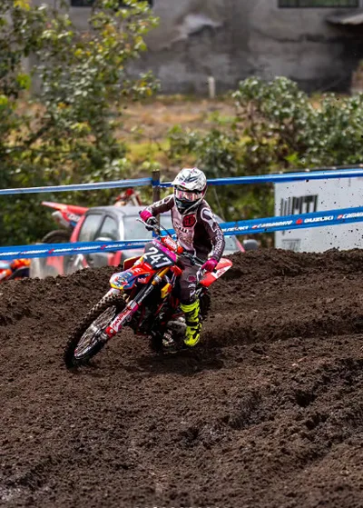 Piloto saltando junto a la valla durante una carrera en Toa Motors MX