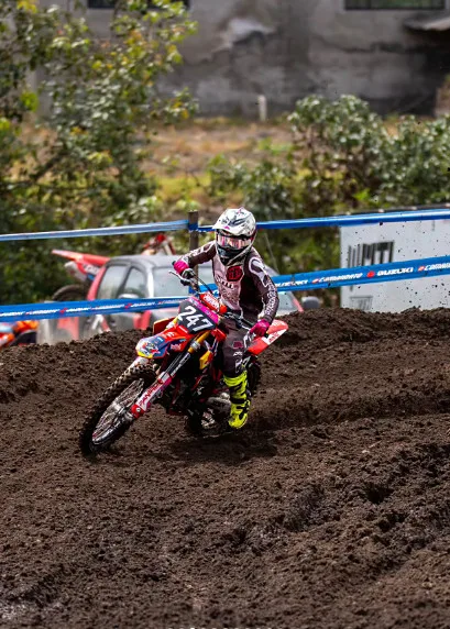 Piloto saltando junto a la valla durante una carrera