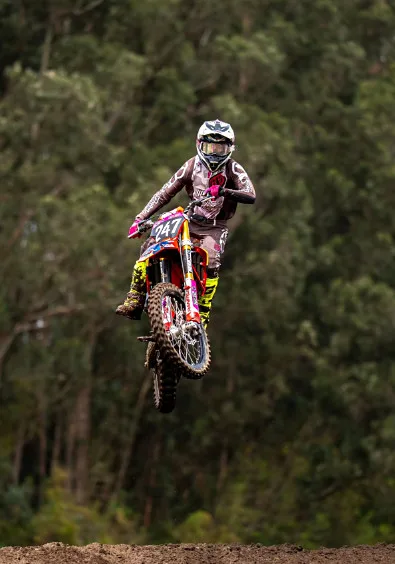 Piloto 247 elevándose sobre un salto de la pista