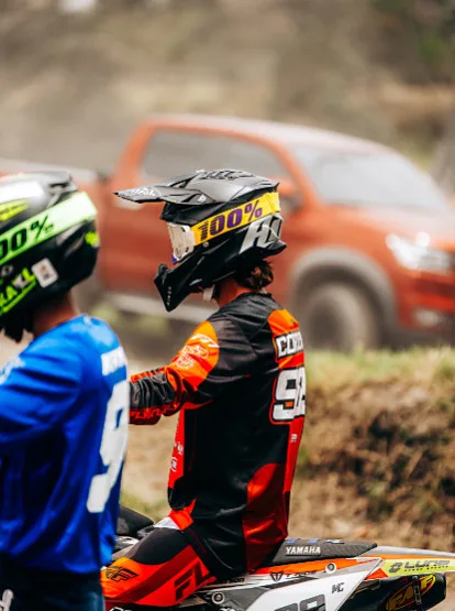 Pilotos listos en la partida antes de una carrera