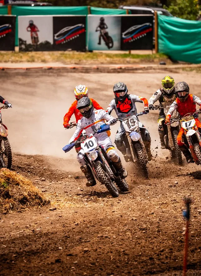 Pilotos de la comunidad Toa Motors MX tomando la primera curva tras la largada