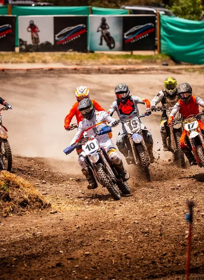 Pilotos tomando la primera curva tras la largada en Toa Motors MX