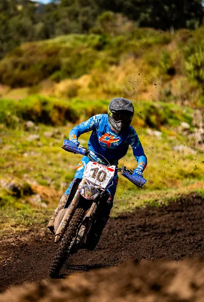 Piloto con la moto número 10 saliendo de una curva