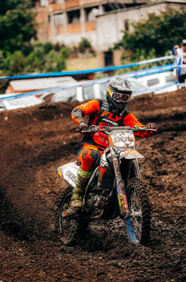 Piloto con uniforme naranja en plena carrera