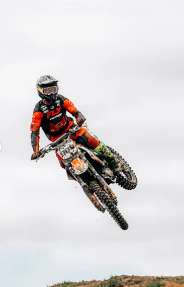 Piloto de naranja en el aire durante una competencia