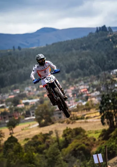 Piloto saltando con las montañas de Amaguaña de fondo