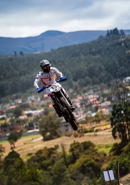 Salto sobre la pista con el pueblo de Amaguaña de fondo