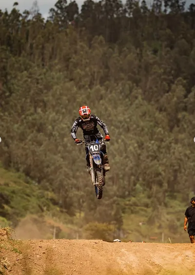 Piloto en el aire entre los árboles de la pista